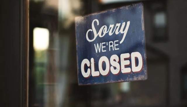 中介跑路致大門貼滿法院傳票 商務信息咨詢行業(yè)的警示